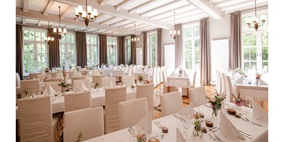Hochzeit - Geeignet für: Geburtstagsfeier - Kisdorf - der große Saal, mit gedeckten Tischen - Jagdschloss Malepartus