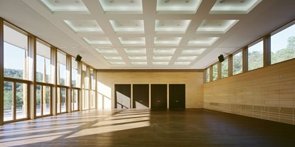 Hochzeit - interne Bewirtung - Leonberg (Böblingen) - Strudelbachhalle von innen - Großer Saal mit verschlossenen Türen zum Foyer  - Strudelbachhalle