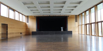 Hochzeit - interne Bewirtung - Leonberg (Böblingen) - Strudelbachhalle von innen - Großer Saal mit geöffnetem Vorhang auf der Bühne - Strudelbachhalle