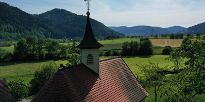 Hochzeit - Umgebung: am Fluss - Hausach - Unsere Martinshof Kapelle bietet einen schönen Ausblick über das Kinzigtal. - Martinskapelle auf dem Martinshof