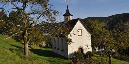Hochzeit - Hochzeits-Stil: Rustic - Ettenheim - Die Kapelle liegt erhaben über dem Hof und bietet einen schönen Blick ins Tal. - Martinskapelle auf dem Martinshof