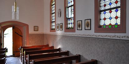 Hochzeit - Hochzeits-Stil: Rustic - Ettenheim - Die Kapelle besitzt auch eine Glocke die bei Bedarf geläutet werden kann. - Martinskapelle auf dem Martinshof
