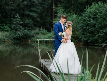 Hochzeit - Hochzeits-Stil: Fine-Art - Großklein - Fotolocation am idyllischen Teich - Jöbstl Stammhaus 