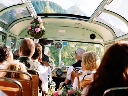 Hochzeit - Hochzeitsessen: 3-Gänge Hochzeitsmenü - Steiermark - Mit dem Oldtimer-Bus geht es zurück von der Trauung im Narzissen Zloam. - Narzissendorf Zloam