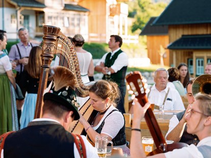 Hochzeit - Umgebung: am Land - Schladming - Musik gehört bei einer Hochzeit im Narzissendorf Zloam einfach dazu. - Narzissendorf Zloam