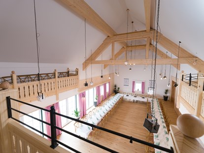 Hochzeit - Umgebung: am Land - Obertraun - Der Kölblsaal in der Klangwerkstatt im Narzissendorf Zloam für Feste bis zu 140 Personen. - Narzissendorf Zloam