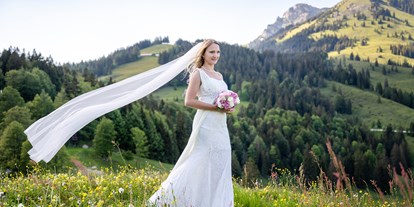 Hochzeit - Klimaanlage - Bayern - Brautfotos ganz ohne Windmaschine bei der Brösel Alm und dem Berghotel Sudelfeld - Berghotel Sudelfeld - Brösel Alm