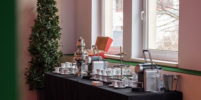 Hochzeit - Candybar: Sweettable - Wien-Stadt Innere Stadt - Foyer mit Cafe Station - Stage 3 - the KINETIC Event Hall