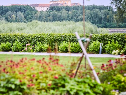 Hochzeit - Parkplatz: kostenlos - wunderschöner Blick vom Garten auf das Stift Melk - Schloss Luberegg