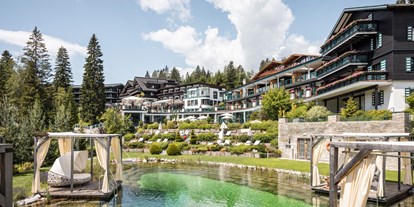 Hochzeit - Hochzeitsessen: mehrgängiges Hochzeitsmenü - Volders - Außenansicht, Naturbadeteich - Alpin Resort Sacher *****S Seefeld - Tirol