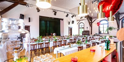 Hochzeit - Candybar: Donutwall - Kapellendorf - Bei einer Hochzeit - Saal mit Bar und Bühne - Villa-Kapellendorf