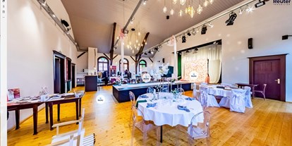 Hochzeit - Candybar: Donutwall - Kapellendorf - Runde Tische im Saal zur Hochzeitsfeier - Villa-Kapellendorf