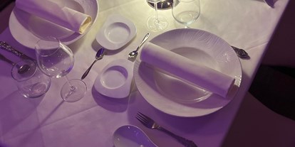Hochzeit - Hochzeits-Stil: Vintage - Wien-Stadt Liesing - Tisch (indoor Abend) - Kumar's Kitchen
