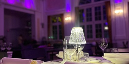Hochzeit - Hochzeits-Stil: Traditionell - Kottingbrunn - Tisch (indoor Abend) - Kumar's Kitchen