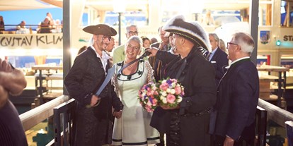 Hochzeit - Hochzeits-Stil: Boho-Glam - Oberösterreich - Attersee Schiffahrt - Kapitänstrauung