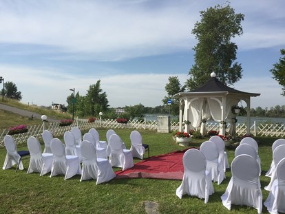 Hochzeit - Eckartsau - In der Loggia des Restaurant Vabene können Gartenhochzeiten direkt am Wasser gefeiert werden. - Donau Restaurant - Vabene
