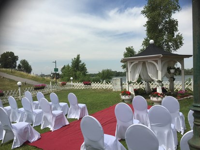 Hochzeit - Eckartsau - In der Loggia des Restaurant Vabene können Gartenhochzeiten direkt am Wasser gefeiert werden. - Donau Restaurant - Vabene