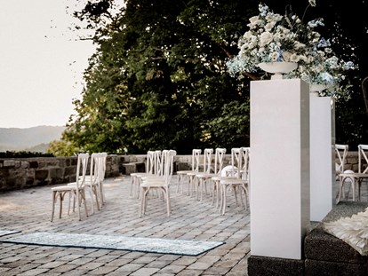 Hochzeit - Geeignet für: Geburtstagsfeier - Deutschland - Trauung auf der Terrasse der Burg Waldenstein im Schwäbischen Wald.  - Waldenstein Events