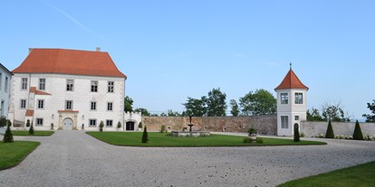 Hochzeit - Hochzeits-Stil: Boho-Glam - St. Pölten - Innenhof mit Blick auf das Schloss - Schloss Viehofen
