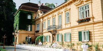 Hochzeit - Hochzeitsessen: À la carte - Thermenland Steiermark - Hausansicht mit Italienischer Tafel im Vordergrund - Palais Kneissl