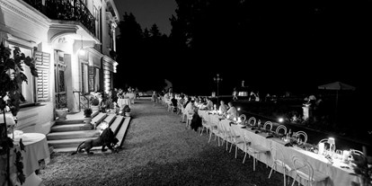 Hochzeit - Hochzeitsessen: 3-Gänge Hochzeitsmenü - Steiermark - Hausansicht mit Italienischer Tafel im Vordergrund bei Nacht - Palais Kneissl