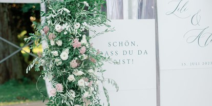 Hochzeit - Hochzeitsessen: 3-Gänge Hochzeitsmenü - Steiermark - Zelt mit Wilkommenstafel - Palais Kneissl