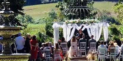 Hochzeit - Hochzeitsessen: À la carte - Thermenland Steiermark - Zeremonie mit Springbrunnen - Palais Kneissl