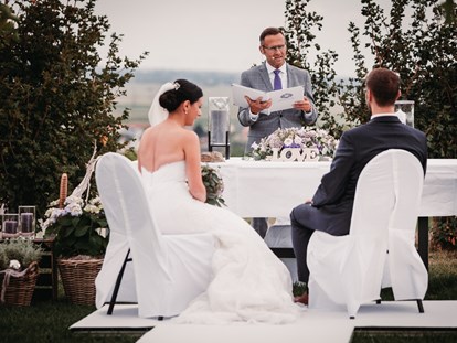 Hochzeit - Hochzeits-Stil: Boho-Glam - Weiden am See - Eine Trauung im Weingut ist ein ganz besonderes Highlight. - WEINGUT LEO HILLINGER