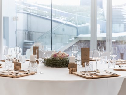 Hochzeit - Hochzeits-Stil: Boho-Glam - Weiden am See - Der Festsaal des Weingut Leo HILLINGER bietet Platz für bis zu 120 Hochzeitsgäste. - WEINGUT LEO HILLINGER