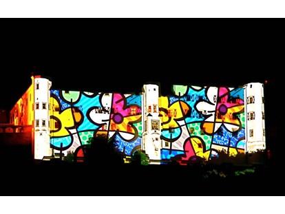 Hochzeit - Art der Location: Burg - Lightshow auf die Außenfassade des Schlosses von Künstler Romero Britto  - Schloss Tratzberg