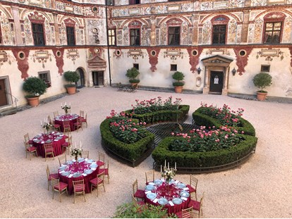 Hochzeit - Umgebung: in den Bergen - Pertisau - Kleines, exklusives Abendessen im Renaissance Innenhof - Schloss Tratzberg