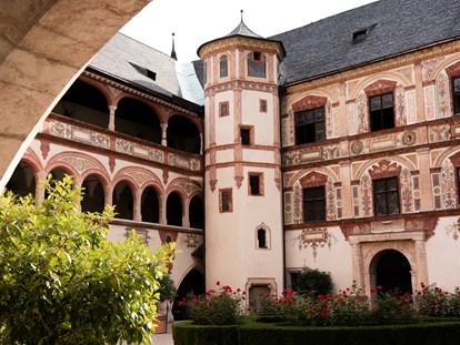 Hochzeit - Hochzeits-Stil: Traditionell - Tirol - Innenhof - Schloss Tratzberg