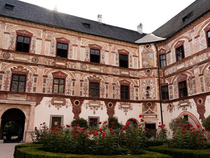 Hochzeit - Hochzeits-Stil: Rustic - Hall in Tirol - Renaissance-Innenhof
900m2 - Der perfekte Platz für den Empfang um Ihren Gästen den 1. WOW-Effekt zu bieten - Schloss Tratzberg