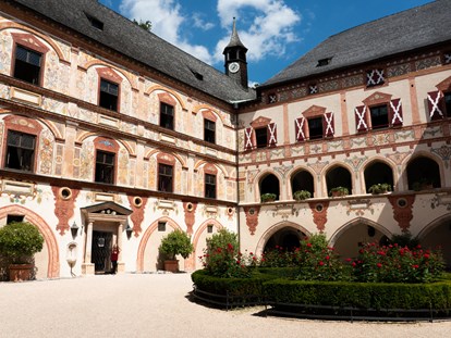 Hochzeit - Hochzeitsessen: mehrgängiges Hochzeitsmenü - Volders - Innenhof (Eingang im Bild: Nordeingang - Haupteingang) - Schloss Tratzberg