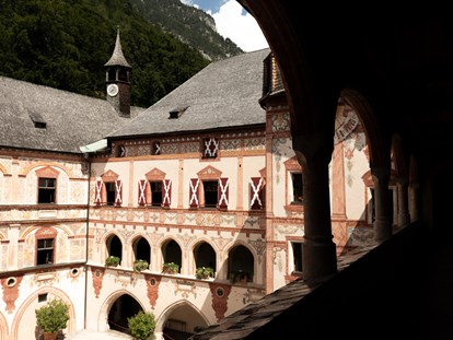 Hochzeit - Hochzeits-Stil: Traditionell - Tirol - Blick vom 2. Stock in den Innenhof - Schloss Tratzberg