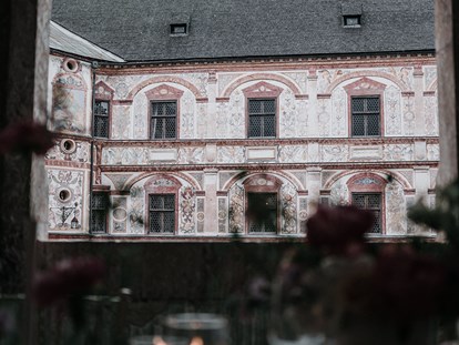 Hochzeit - Hochzeitsessen: mehrgängiges Hochzeitsmenü - Volders - Blick von der langen Tafel auf den Arkaden rein in den Renaissance Innenhof - Schloss Tratzberg
