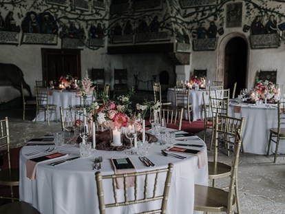 Hochzeit - Hochzeitsessen: mehrgängiges Hochzeitsmenü - Volders - Beispiel Set-Up einiger runder Tische im Habsburgersaal - Schloss Tratzberg