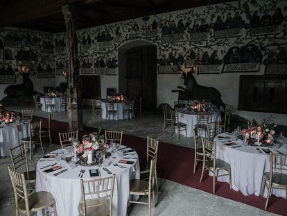 Hochzeit - Hochzeits-Stil: Rustic - Hall in Tirol - Überblick einiger Tische im 180m2 Habsburgersaal - Schloss Tratzberg