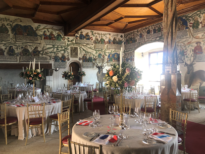 Hochzeit - Geeignet für: Geburtstagsfeier - Beispiel Set-Up einiger runder Tische im Habsburgersaal - Schloss Tratzberg