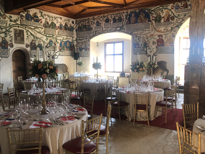 Hochzeit - Trauung im Freien - Beispiel Set-Up einiger runder Tische im Habsburgersaal - Schloss Tratzberg