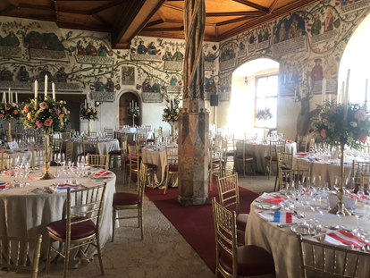 Hochzeit - Umgebung: in den Bergen - Pertisau - Beispiel Set-Up einiger runder Tische im Habsburgersaal - Schloss Tratzberg