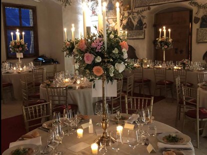 Hochzeit - Hochzeits-Stil: Rustic - Hall in Tirol - Beispiel Set-Up einiger runder Tische im Habsburgersaal am Abend - Schloss Tratzberg
