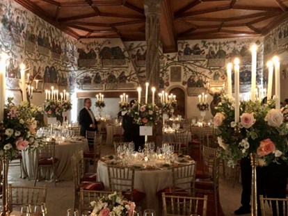 Hochzeit - Umgebung: in den Bergen - Pertisau - Überblick einiger Tische im 180m2 Habsburgersaal am Abend - Schloss Tratzberg