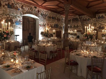 Hochzeit - Hochzeits-Stil: Traditionell - Tirol - Überblick einiger Tische im 180m2 Habsburgersaal am Abend - Schloss Tratzberg