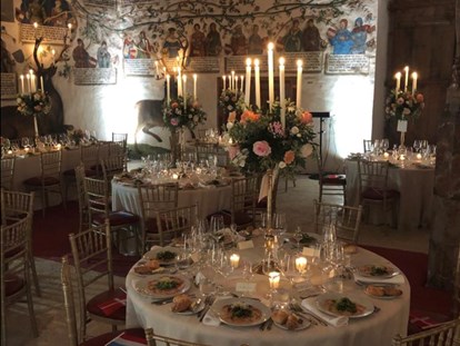 Hochzeit - Hochzeitsessen: mehrgängiges Hochzeitsmenü - Volders - Beispiel Set-Up einiger runder Tische im Habsburgersaal am Abend - Schloss Tratzberg