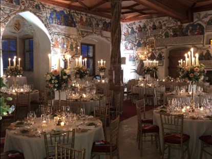 Hochzeit - Trauung im Freien - Im Erker kann auch ein runder Tisch aufgestellt werden. Alternativ könnte sich hier die musikalische Begleitung abhalten - Schloss Tratzberg
