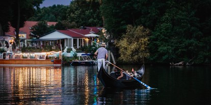 Hochzeit - Fotobox - Berlin-Stadt - Ein wunderschöner Blick auf Richtershorn am See in der Abenddämmerung mit einem unserer Dienstleister im Vordergrund - einer echten venezianischen Gondel - Richtershorn am See
