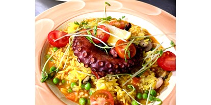 Hochzeit - Preisniveau: moderat - Willich - Butterzarter Oktopus auf spanischer Paella mit goldgelbem Reis und knackigem Gemüse - Hotel und Restaurant Kolossos in Neuss am Rhein