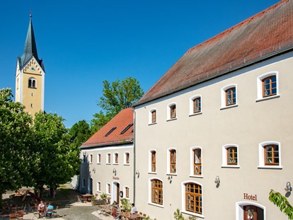 Hochzeit - Umgebung: am Land - Ostbayern - Das Stanglbräu mit Gastgarten liegt in unmittelbarer Nähe zur Kirche.  - Stanglbräu