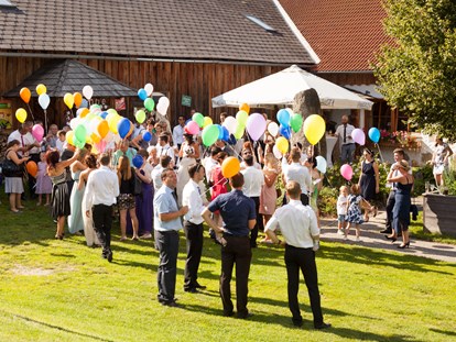 Hochzeit - externes Catering - Helfenberg (Ahorn, Helfenberg) - Warten auf den Luftballon Start... - Roadlhof